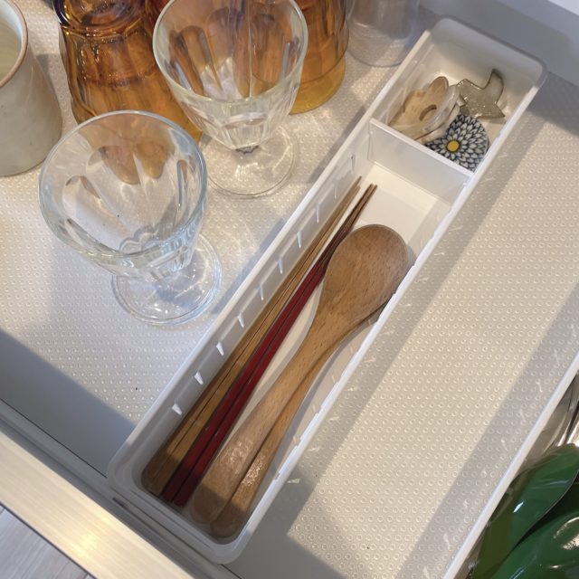 箸置きと箸を入れた写真