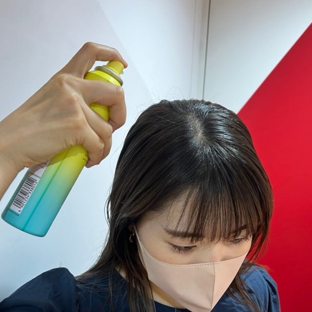 キャビリティ ドライシャンプーを髪にスプレーしている様子
