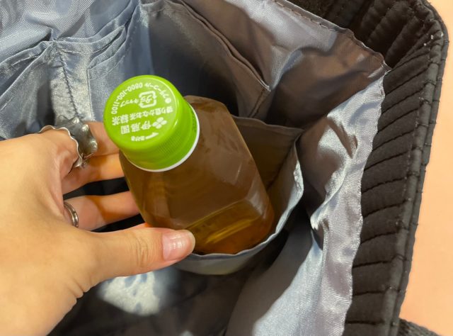 内側ポケットにペットボトルを収納している