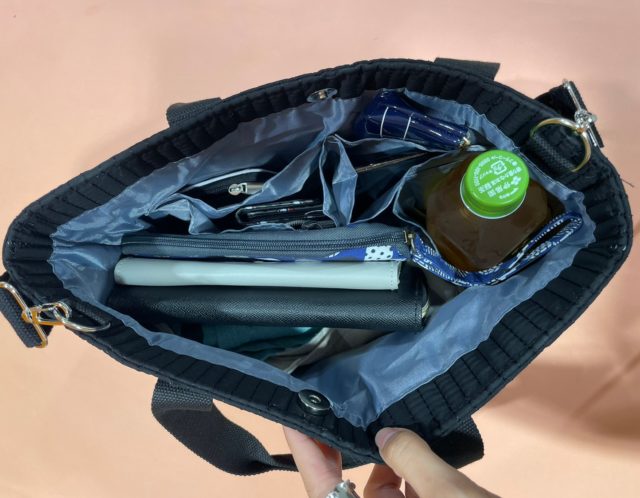 軽量10ポケットバッグに物を収納している
