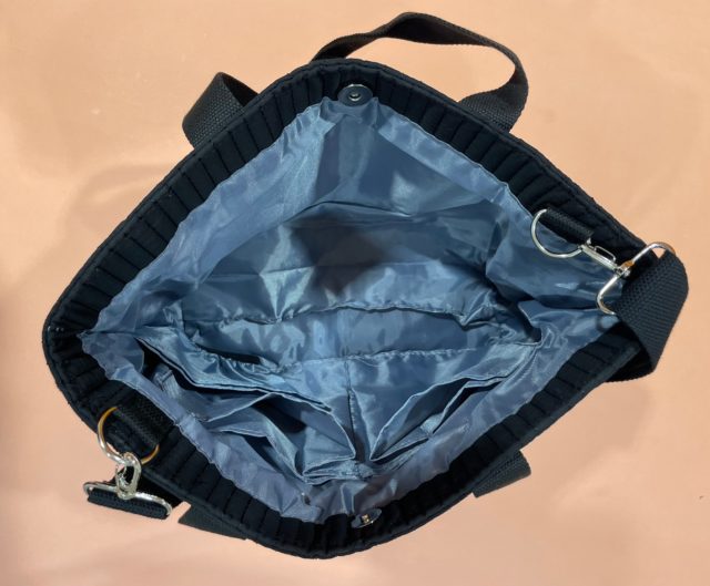 軽量10ポケットバッグの中を見せている