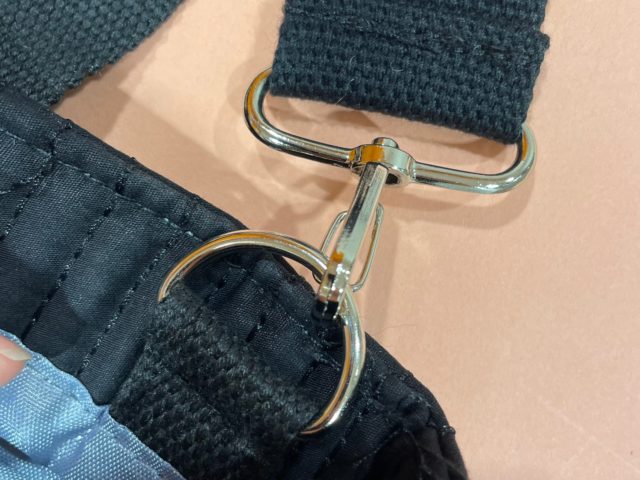 軽量10ポケットバッグのストラップの接続部分