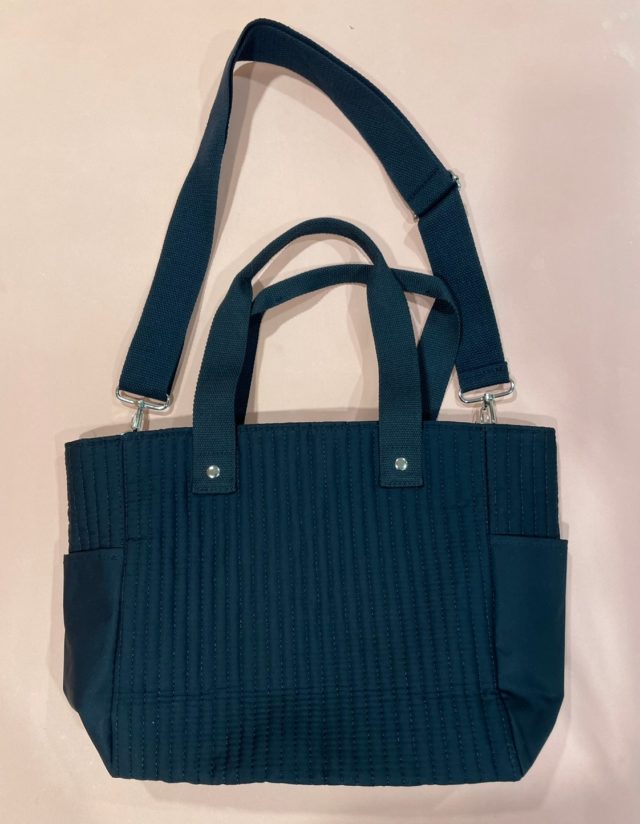 軽量10ポケットバッグの背面の物撮り