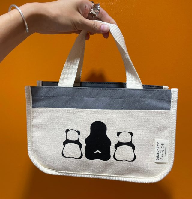 ペンギンとふたごパンダの後ろ姿がプリントされたバッグの裏面