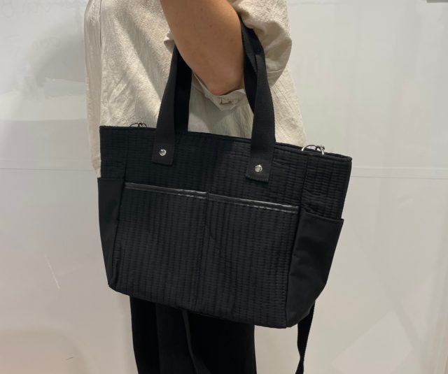 ストラップなしでバッグを肘に掛けている