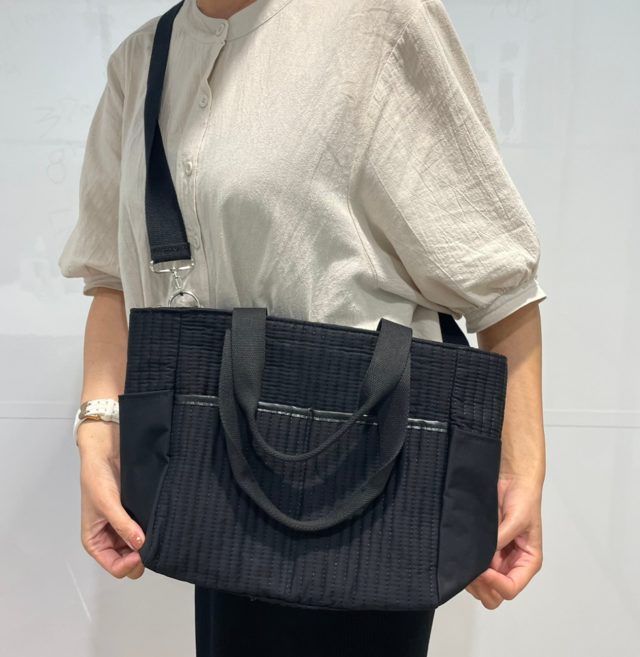 ストラップありでバッグを斜め掛けしている