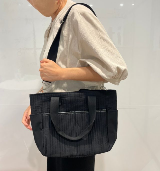 ストラップありでバッグを肩掛けしている