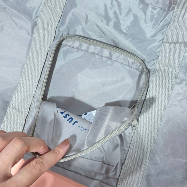 前ポケットを裏返している