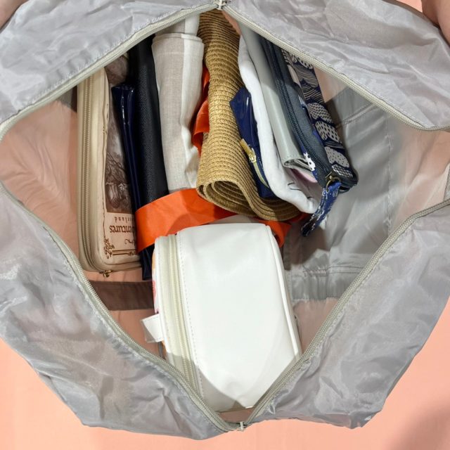 ボストンバッグに物を入れている