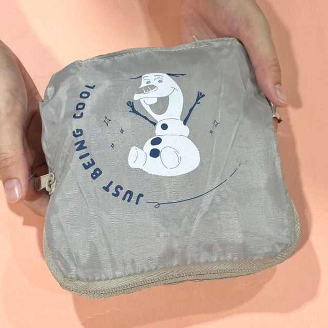 折り畳んで収納したボストンバッグ