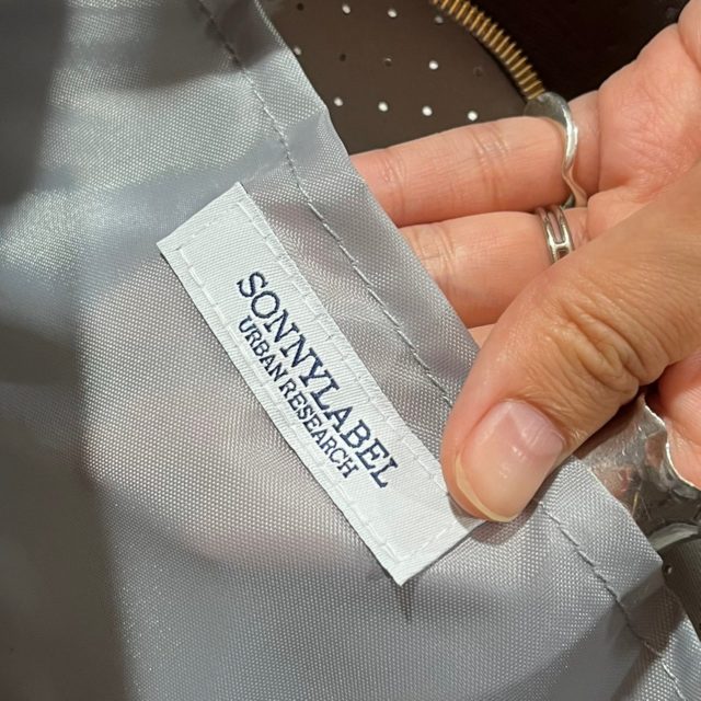 アーバンリサーチ サニーレーベルのショルダーバッグ･メイン収納部の内ポケットに付けられたタグ