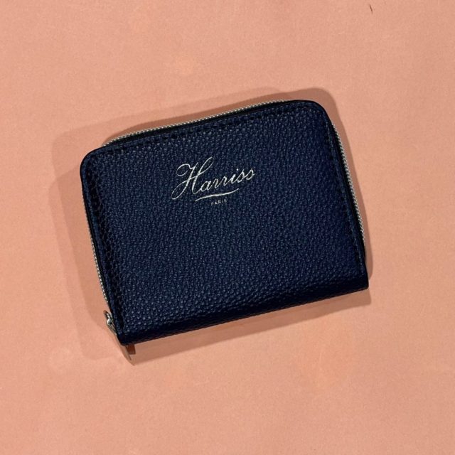机に置かれた紺色の財布