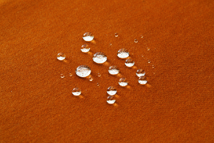 ストレッチグルカパンツの撥水性がわかる画像