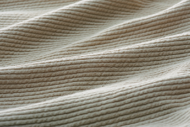 ハーフミラノリブタートルネックの生地感がわかる画像