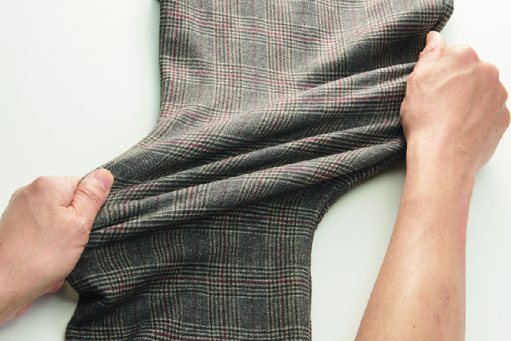 シーンレスウォームパンツの伸縮性がわかる画像