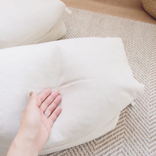 まくらを手で押した写真