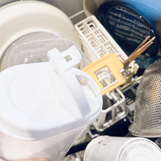 食洗機に洗剤を投入する写真