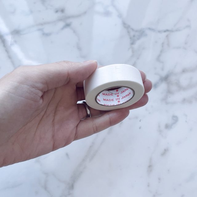 マスキングテープを手で持った写真