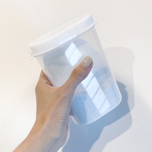 ストッカーを片手で持った写真