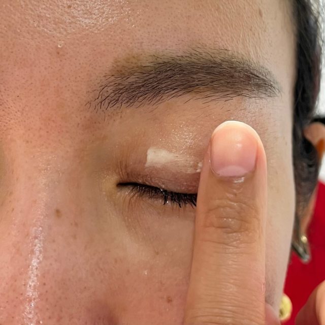 ラスティングマルチアイベース WPをアイホールに伸ばしている様子