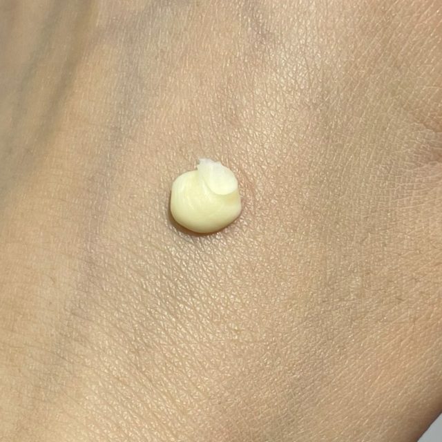 ラスティングマルチアイベース WPを手の甲に出している様子