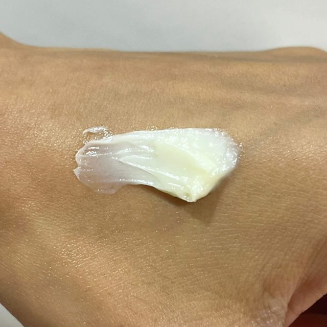 クリームを手に取った状態