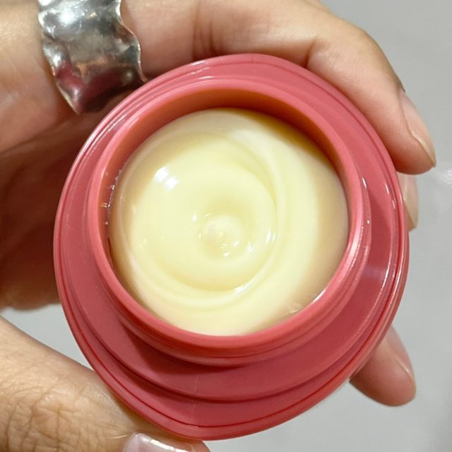 クリームのフタをとった状態