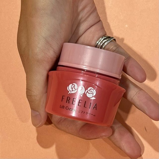 ピンク色の容器に入ったクリーム