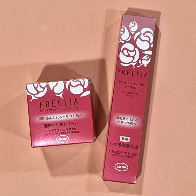 クリームと美容液の入ったピンクのパッケージ