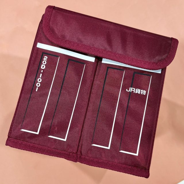 赤のコンテナボックスのサイド側