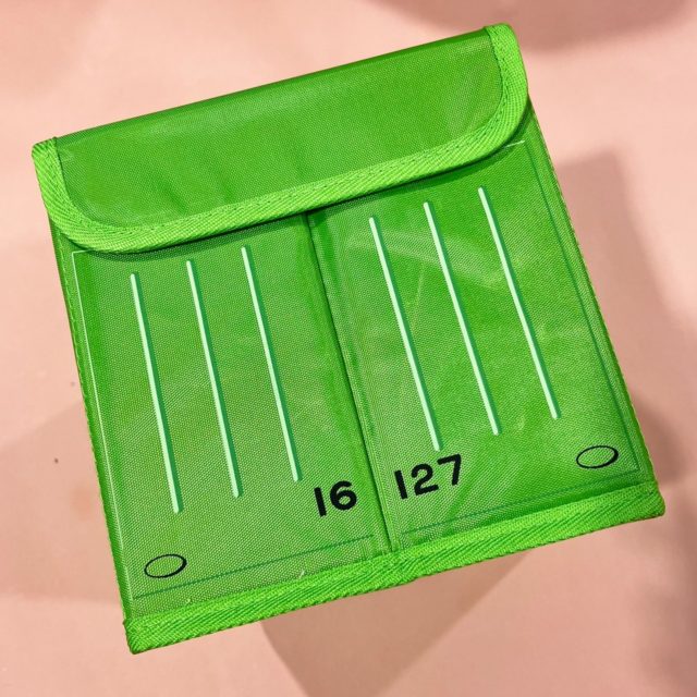 緑のコンテナボックスのサイド側