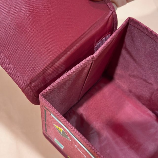 コンテナボックスを蓋を外す