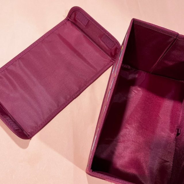 コンテナボックスの蓋を全部外している