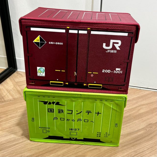 2色のコンテナボックスを重ねている