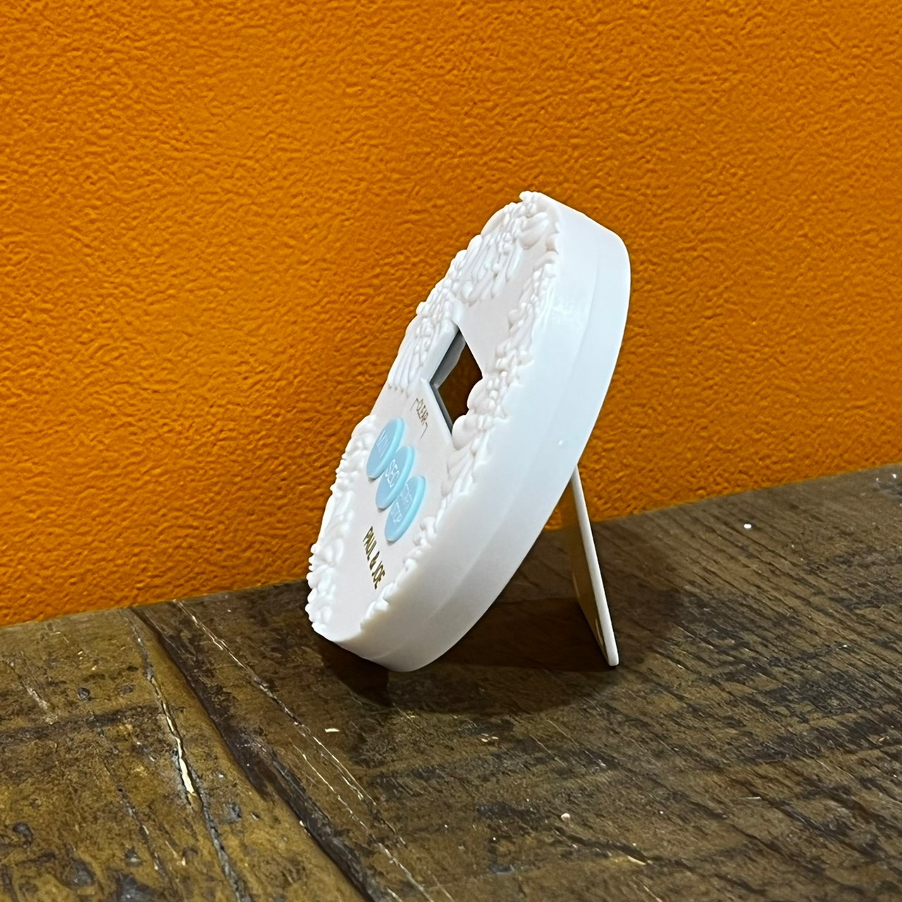 キッチンタイマーのスタンドを立てて机に置いている