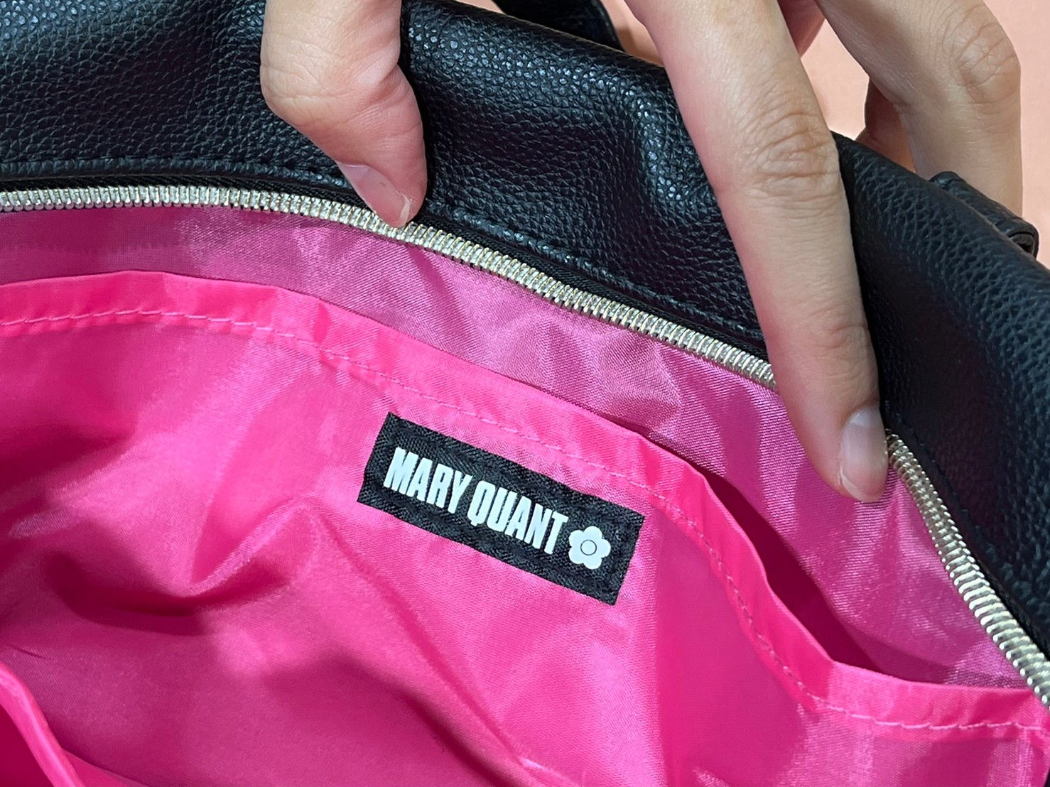 MARY QUANT Bagの内ポケットにあるブランドロゴタグ