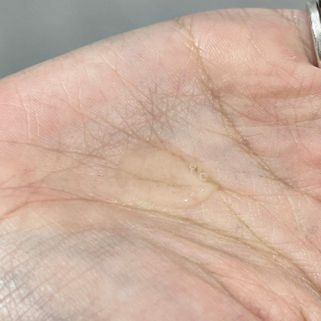 てのひらに美容液を出した状態