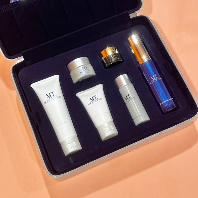 箱に収まった6つのスキンケアアイテム