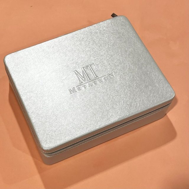 机に置かれたシルバーの箱