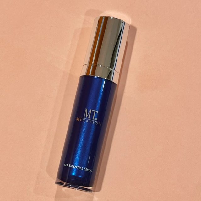 深いブルーの容器に入った美容液