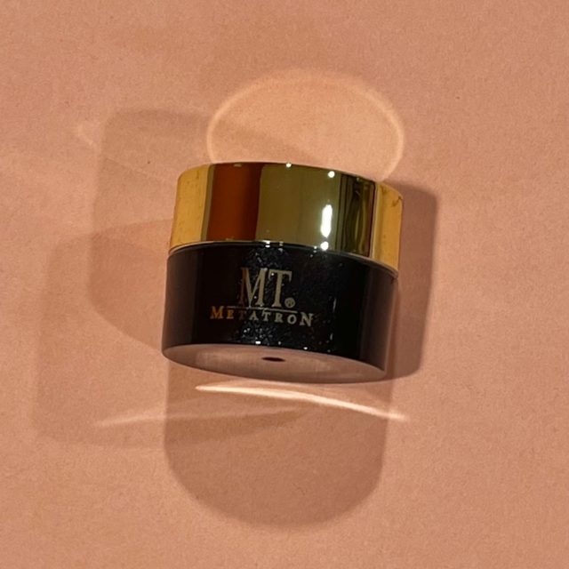 ブラウンの容器に入ったアイクリーム