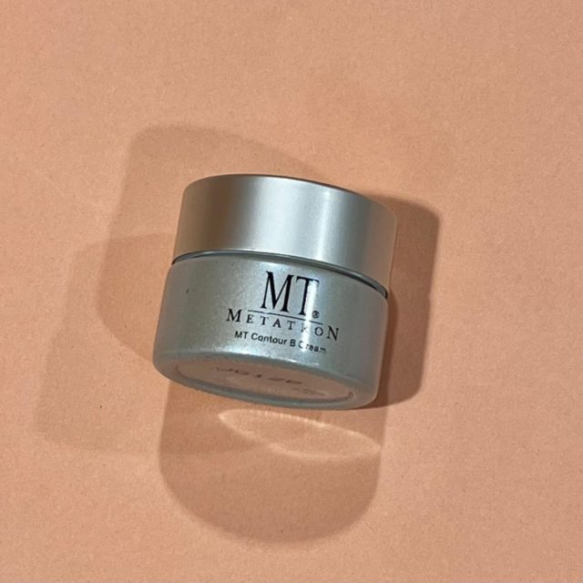 シルバーの容器に入ったクリーム