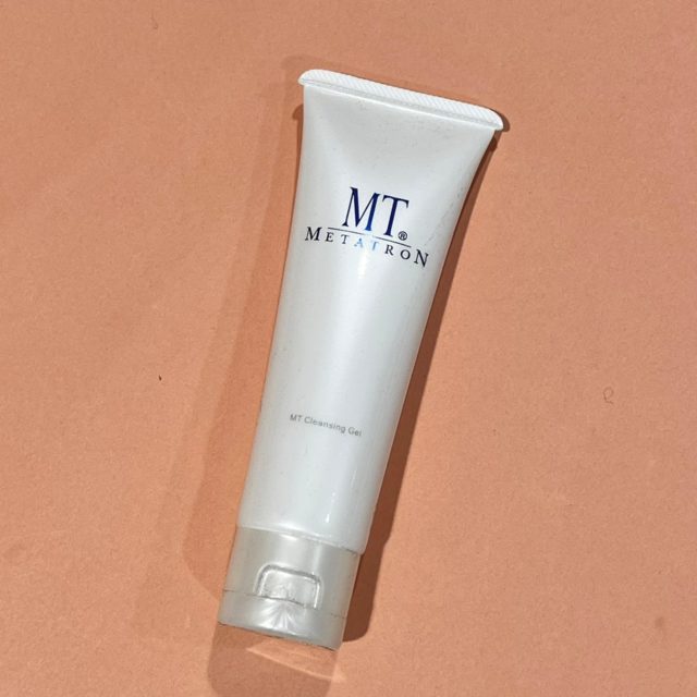 細長いチューブに入ったクレンジングジェル