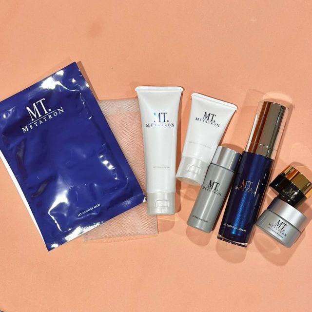 コフレの中身を出して並べた状態