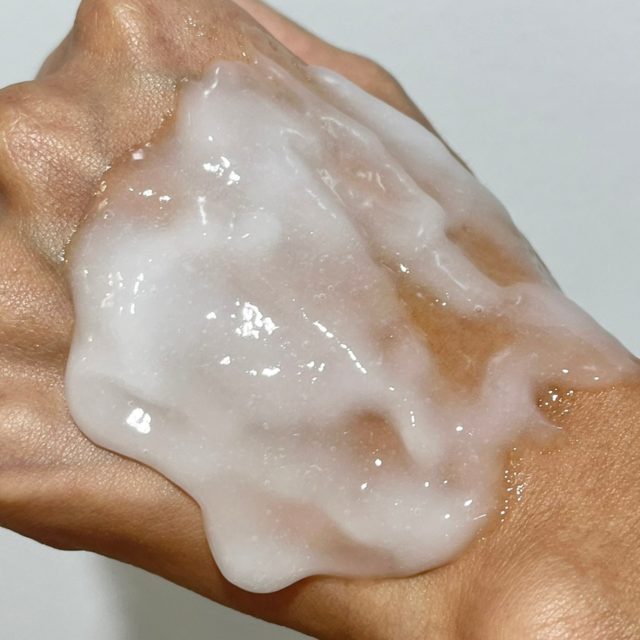 まんべんなく肌に塗布する