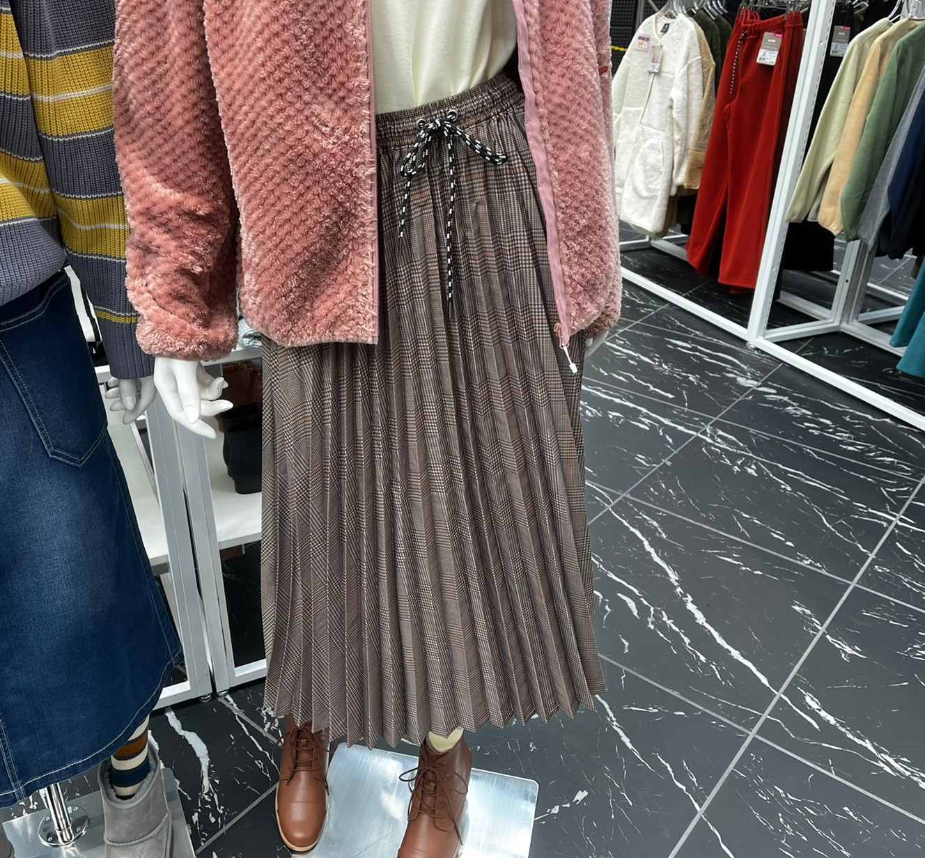 マネキンがライトプリーツスカートを穿いている画像