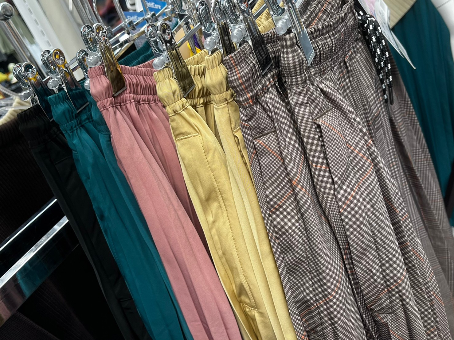 5色のライトプリーツスカートが並ぶ画像
