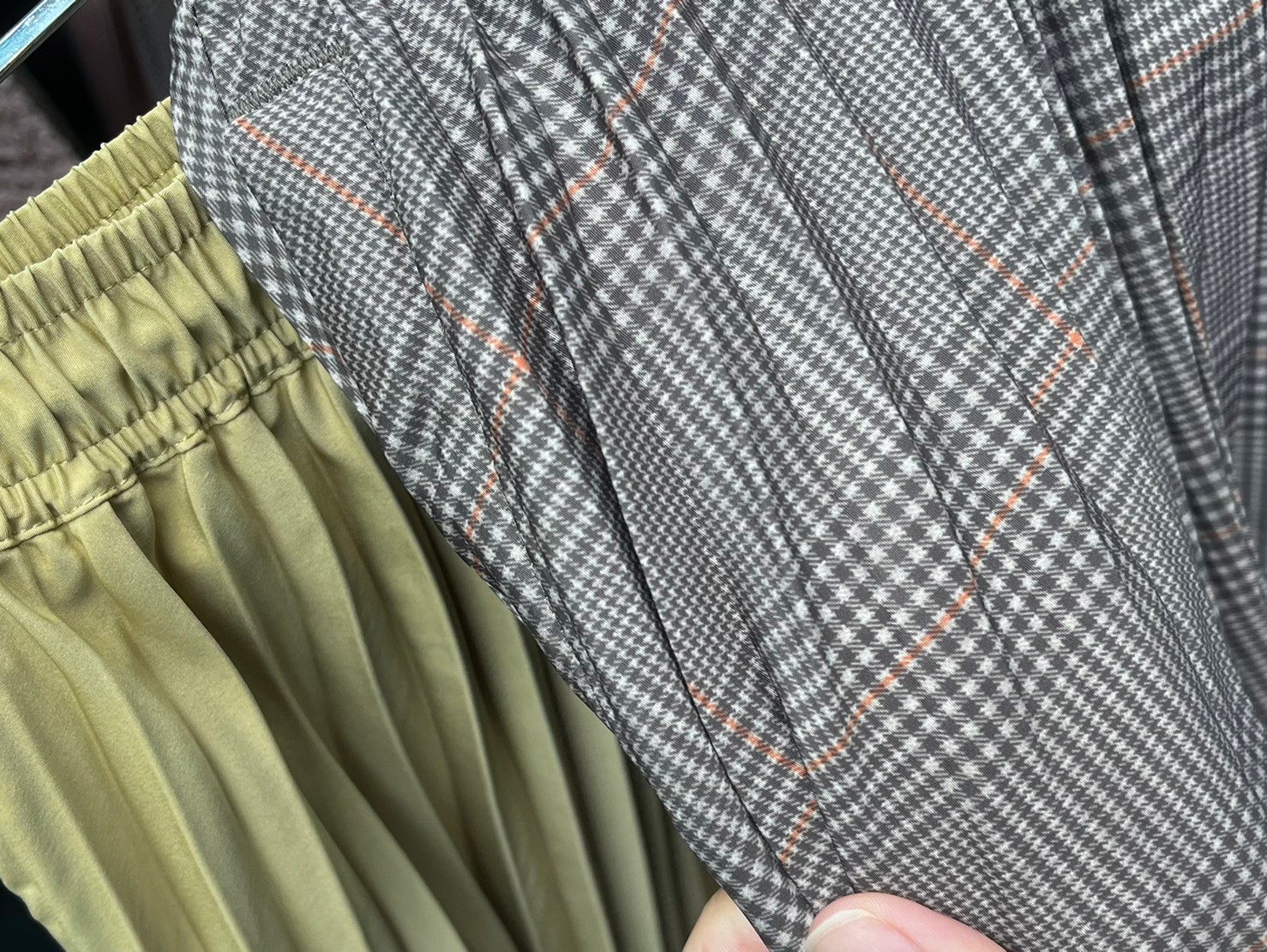 ライトプリーツスカートの柄や生地感がわかる画像