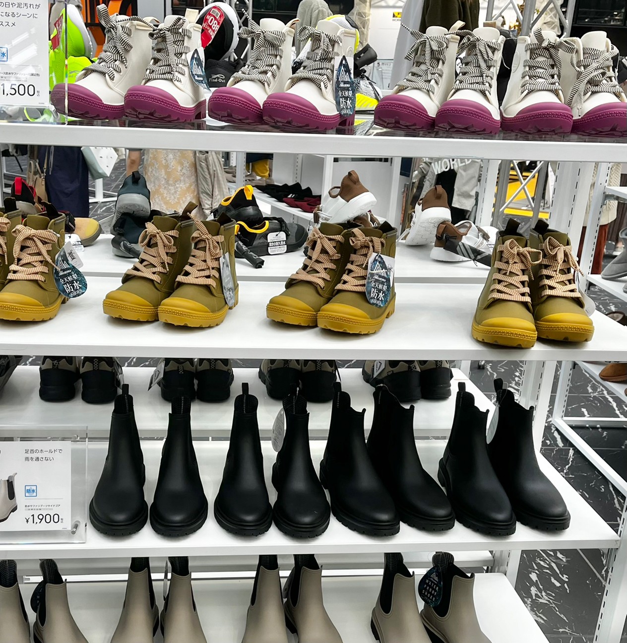 ワークマン展示会で靴が陳列されている写真