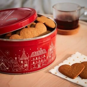 缶に入ったハート型のジンジャークッキー